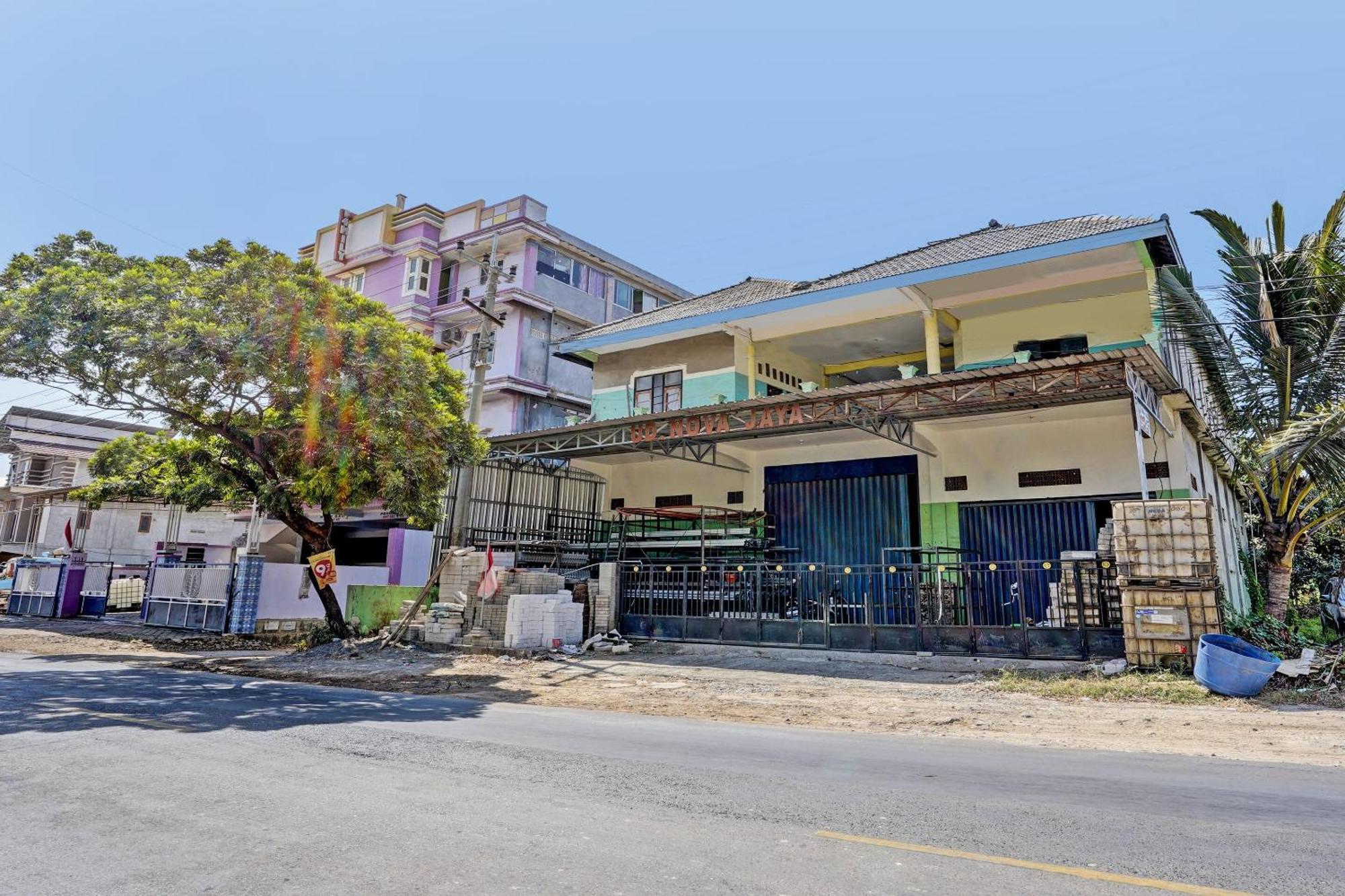 Oyo Life 93037 Nova Jaya Homestay Syariah Lamongan Kültér fotó